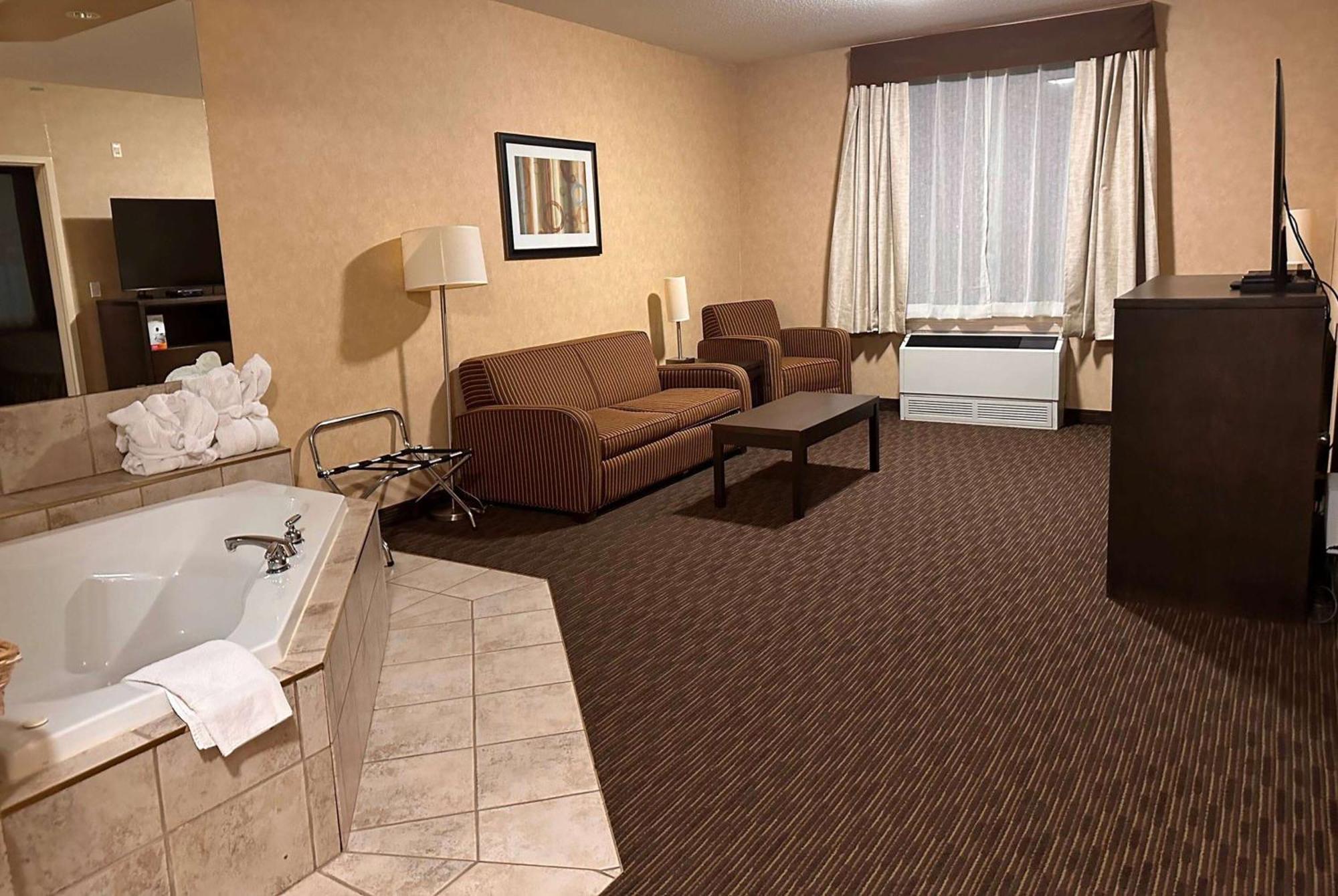 Ramada By Wyndham Estevan Exterior foto