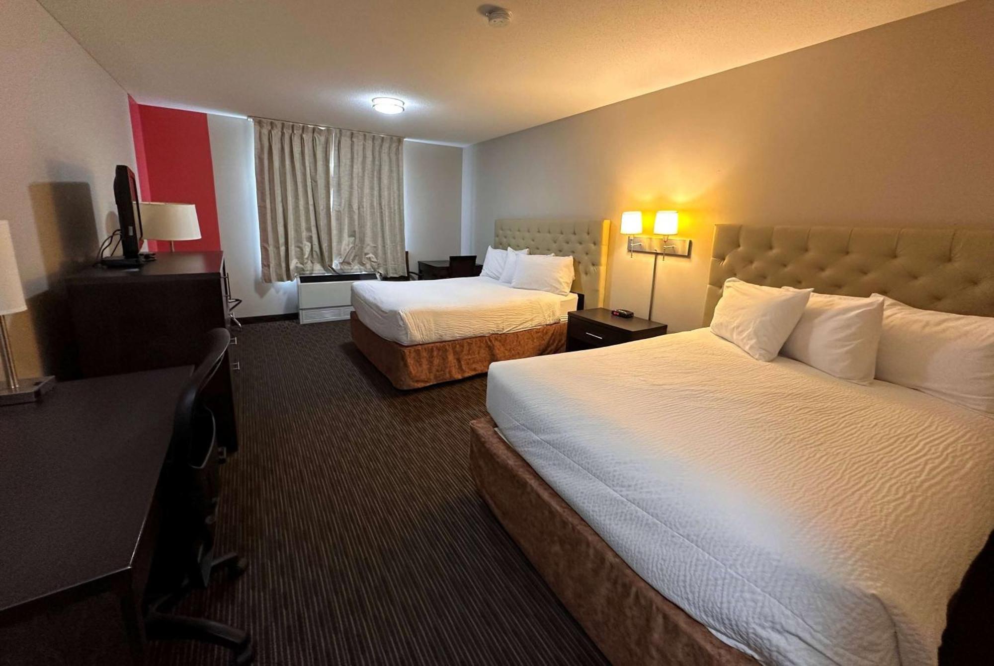 Ramada By Wyndham Estevan Exterior foto