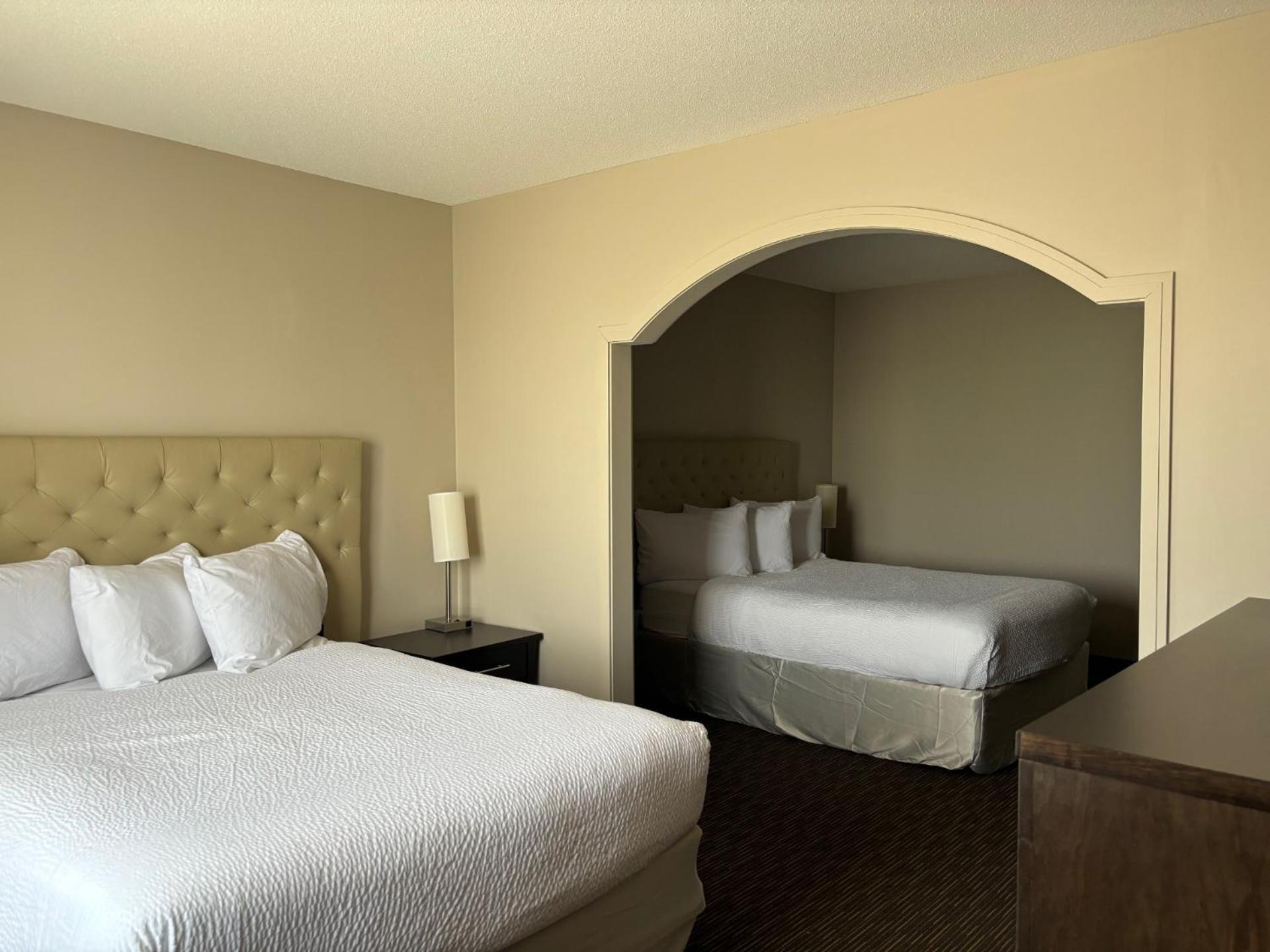 Ramada By Wyndham Estevan Exterior foto