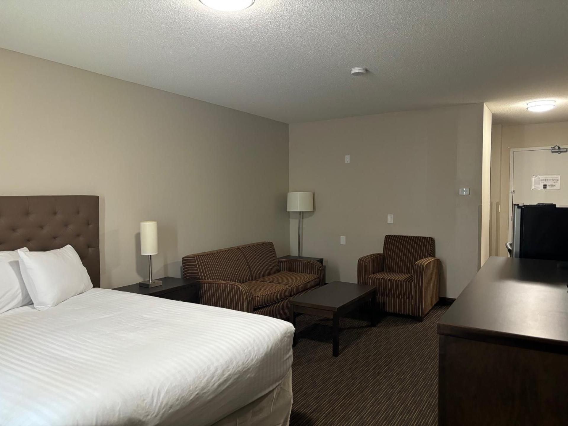 Ramada By Wyndham Estevan Exterior foto