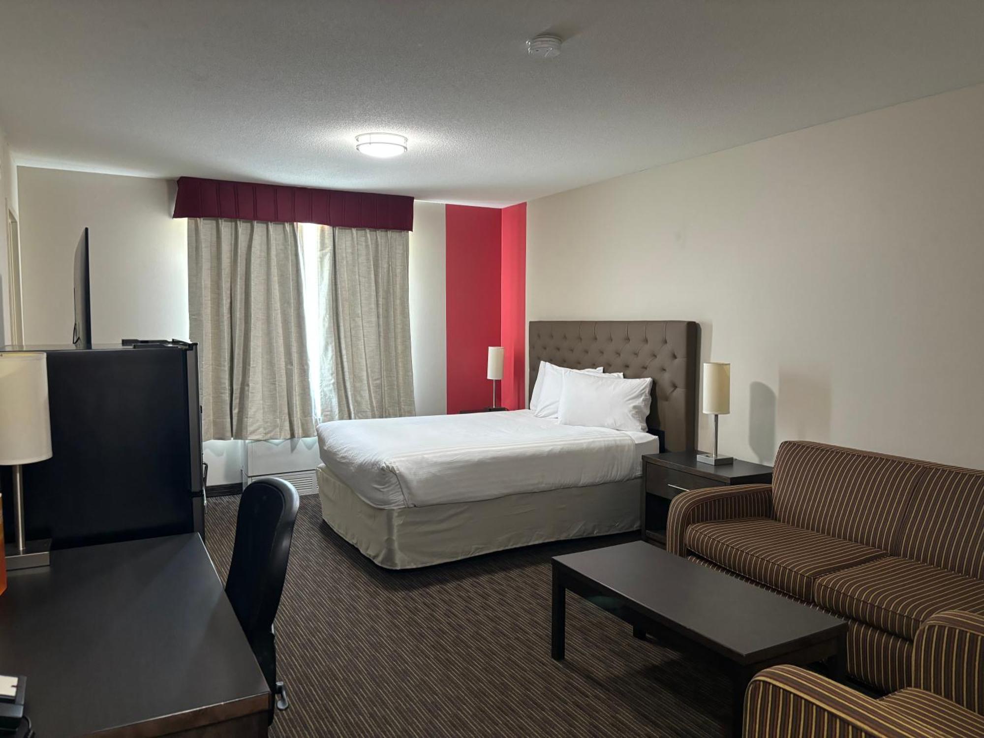 Ramada By Wyndham Estevan Exterior foto