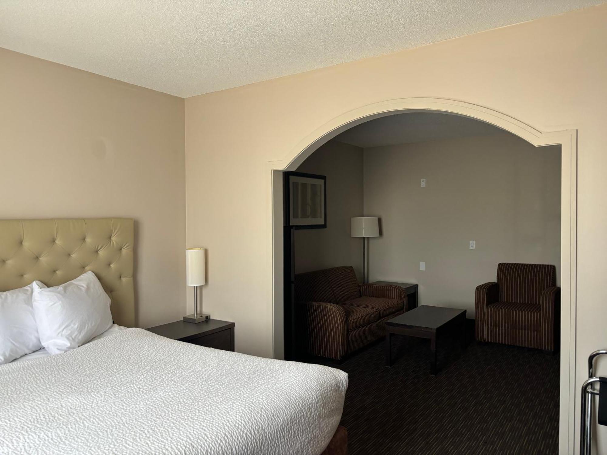 Ramada By Wyndham Estevan Exterior foto