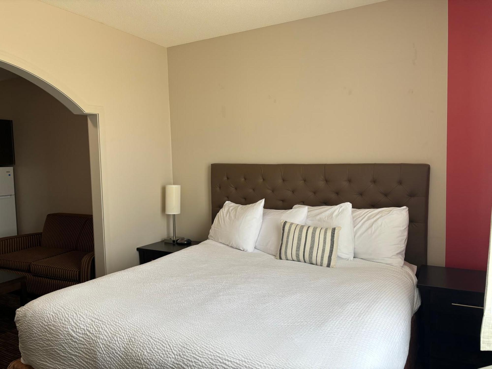 Ramada By Wyndham Estevan Exterior foto