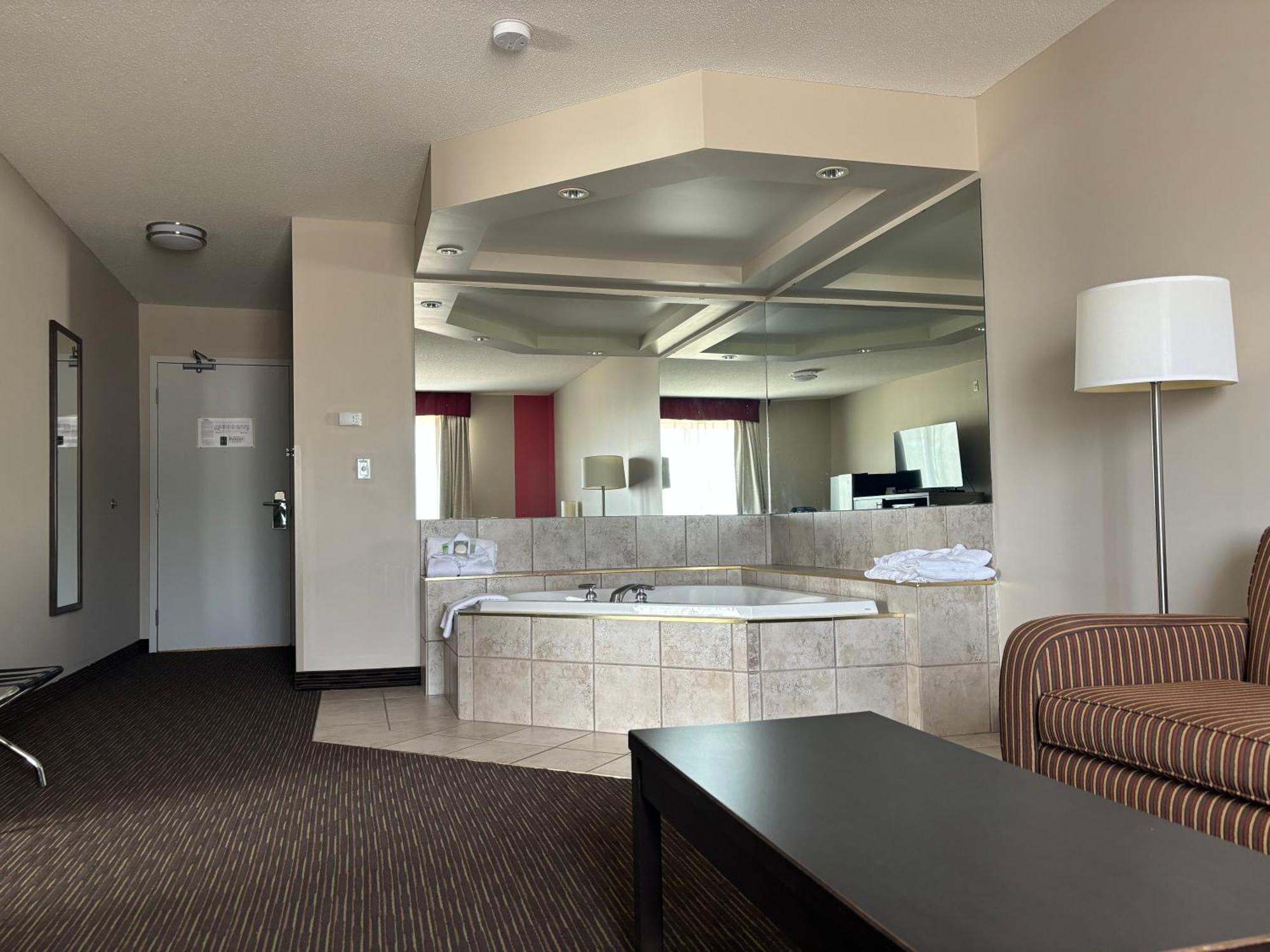 Ramada By Wyndham Estevan Exterior foto